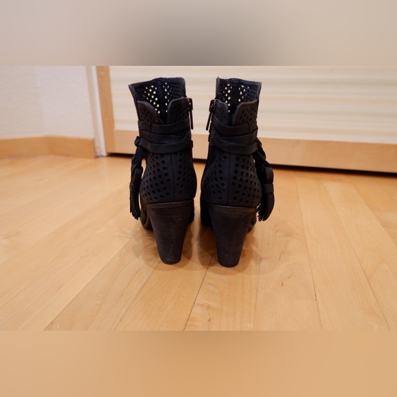 Vince Camuto Kamey Booties - Picture 8 of 9